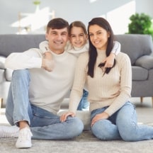 Famiglia in casa pulita